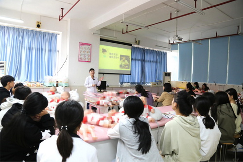 7 詹惠琴老師開展《母乳喂養技(jì )巧實訓》_調整大小(xiǎo).JPG